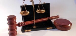 إعلان بعدم امتداد عقد الشركة بسبب مديونية أحد الشركاء